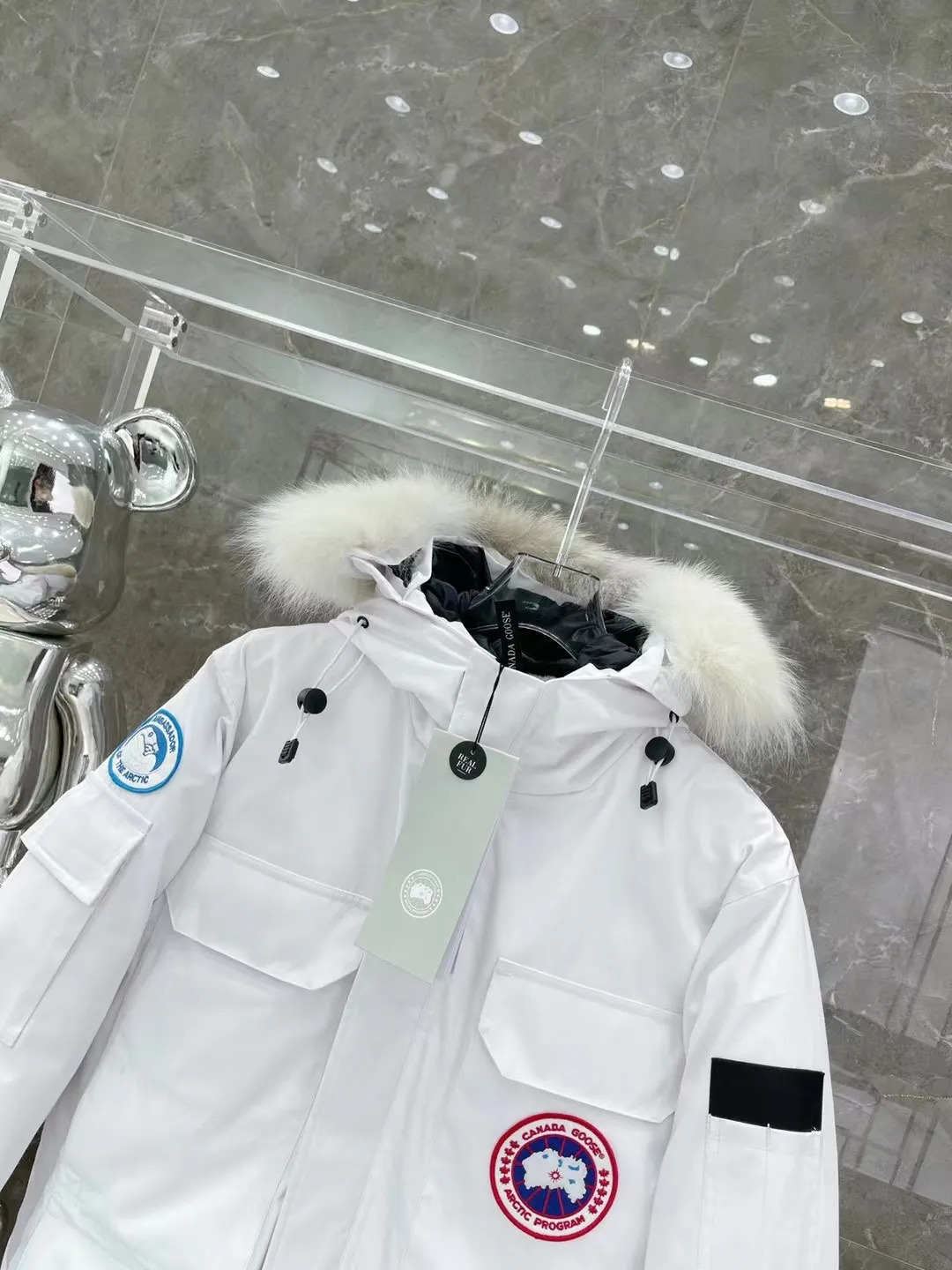 P800 Canada Goose "Canada Goose"🇨🇦 Beichen White / 08 Expedition Parka 4660M Product color: black, off-white, red, sand pink, sky blue, graphite gray, Beichen white, navy blue, sky blue, gray camouflage gray black label Product size: XS, S, M, L, XL, XXL The Expedition was originally a parka designed for scientists at the McMurdo Research Station in Antarctica. Whether your next journey takes you into the frozen urban jungle or across uncharted ice fields, wear Canada Goose's Expedition Parka and get proven results year after year in Antarctica by the National Science Foundation's Center for Polar Research.  Material list: 1⃣ Uses Y-shaped Velcro imported from Taiwan (exclusive in the market) 2⃣ Uses 18-count polyester-cotton blended fabric imported from South Korea (authentic synchronized fabric) 3⃣ National standard 80% white duck down, (zp uses 80% white duck down/90% of all boasts are fake) 4⃣ Western Canadian coyote hair (non-market dyed fox hair filled with wolf hair) Material analysis characteristics: 1⃣ The original/polyester-cotton fabric has a high polyester fiber content, and the polyester-cotton fabric has high heat and light resistance and good stability. It has bright colors, high fiber strength, durability, light resistance, heat resistance, and straightness. 2⃣ As we all know, the original version uses 80% white duck down. The fill power refers to the cubic inches of volume occupied by each ounce (30 grams) of down under certain conditions. If one ounce of down occupies 500 cubic inches, the fill power of the down is 500. So we can simply understand it as: fill power is the volume of down, and the volume of down is fill power. The higher the fill power of down, it means that under the same filling amount, down can fix a larger volume of air layer to keep warm and insulate, so the warmth retention of down is better. 3⃣ Western Canadian coyote hair, "large range of selected neck hair" is soft and fluffy, each wolf hair is 60-63 long / 14-16 wide at the peak, this width + preferred parts. It is basically unmatched by the same industry